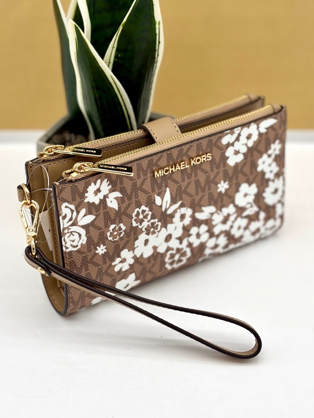MICHAEL KORS Jet Set Travel Large Printed Signature Logo Wristlet Wallet Camel